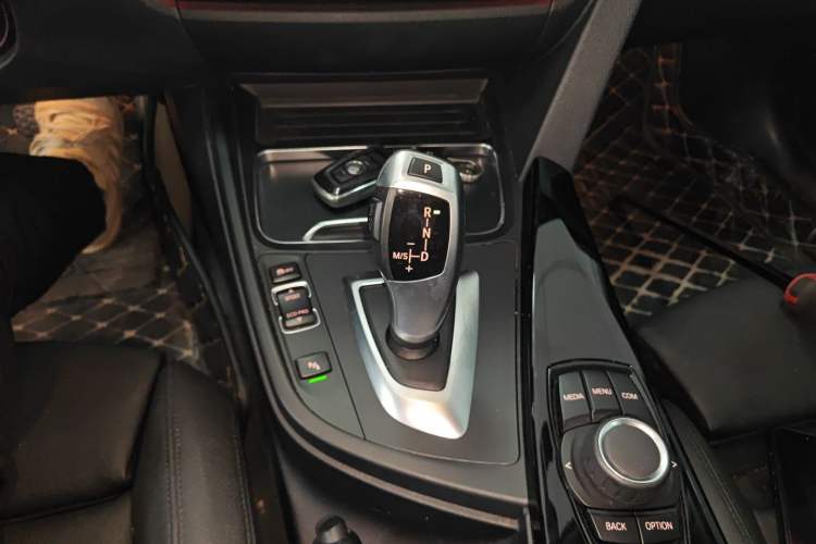 Used BMW 3 Series GT 2018 320i Sport Edition Gear Lever
