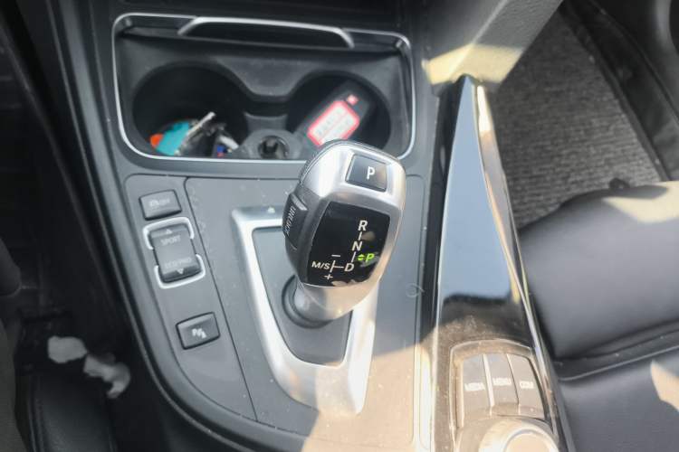 Used BMW 3 Series GT 2018 320i Sport Edition Gear Lever