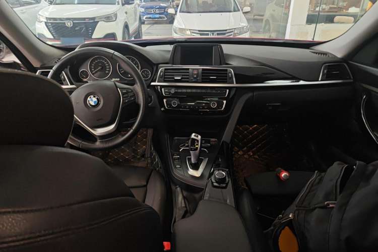 Used BMW 3 Series GT 2018 320i Sport Edition Interior 2