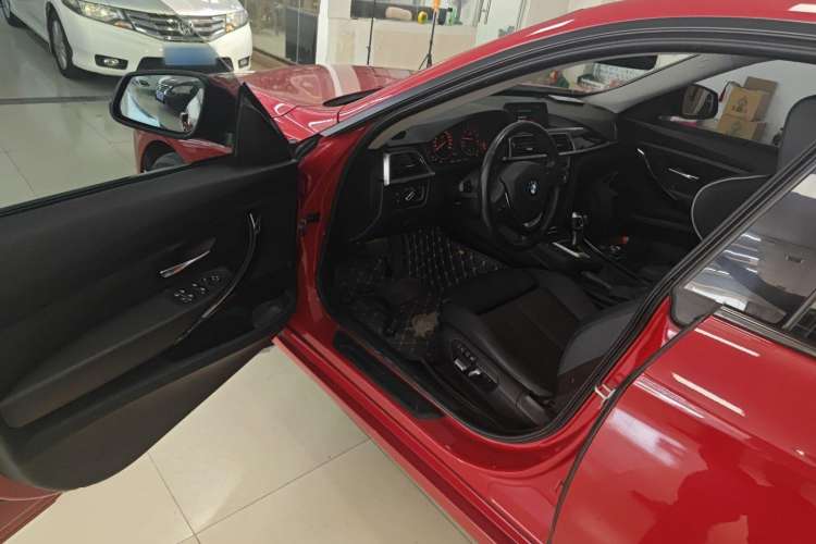 Used BMW 3 Series GT 2018 320i Sport Edition Interior 3