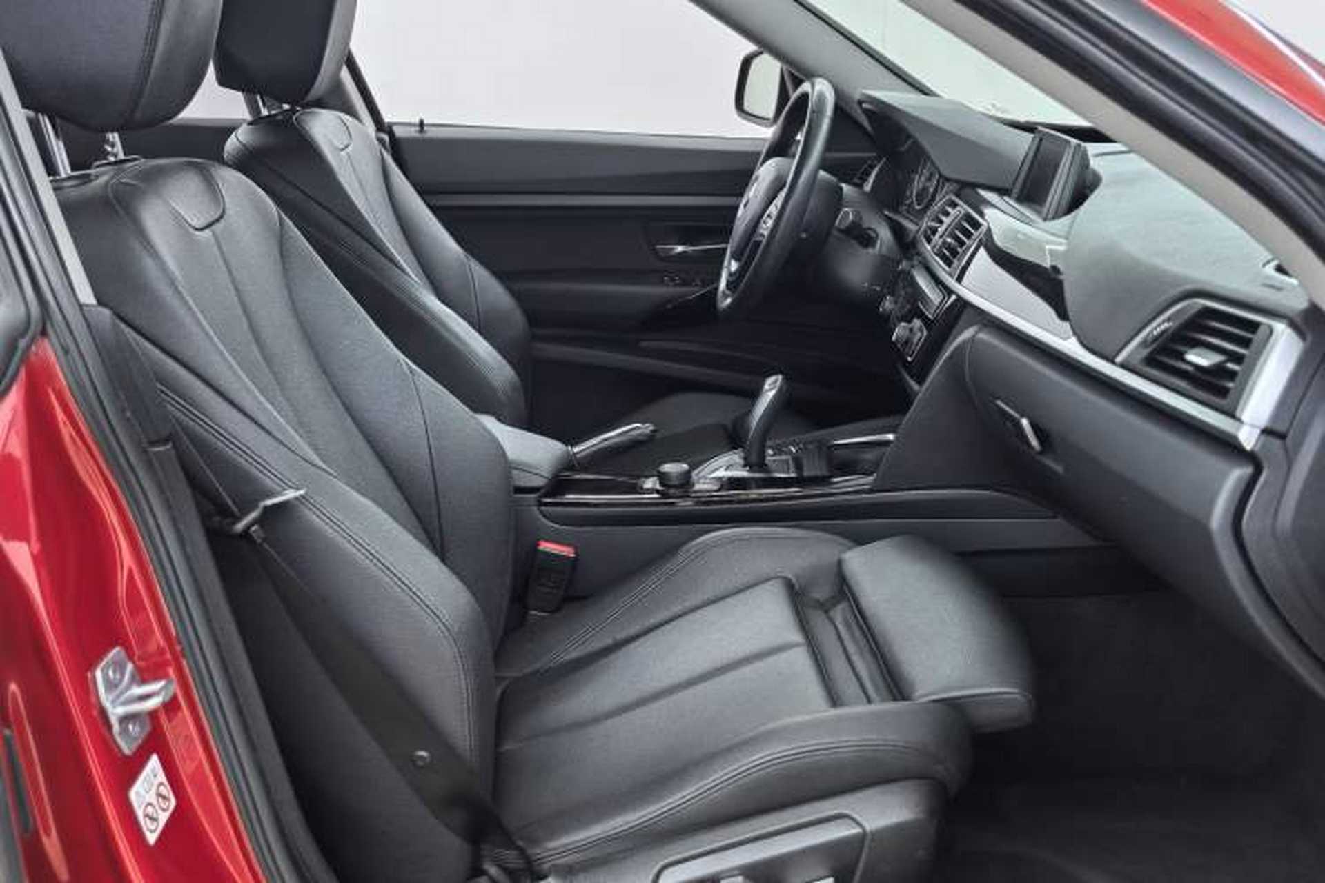 Used BMW 3 Series GT 2018 320i Sport Edition Interior 3