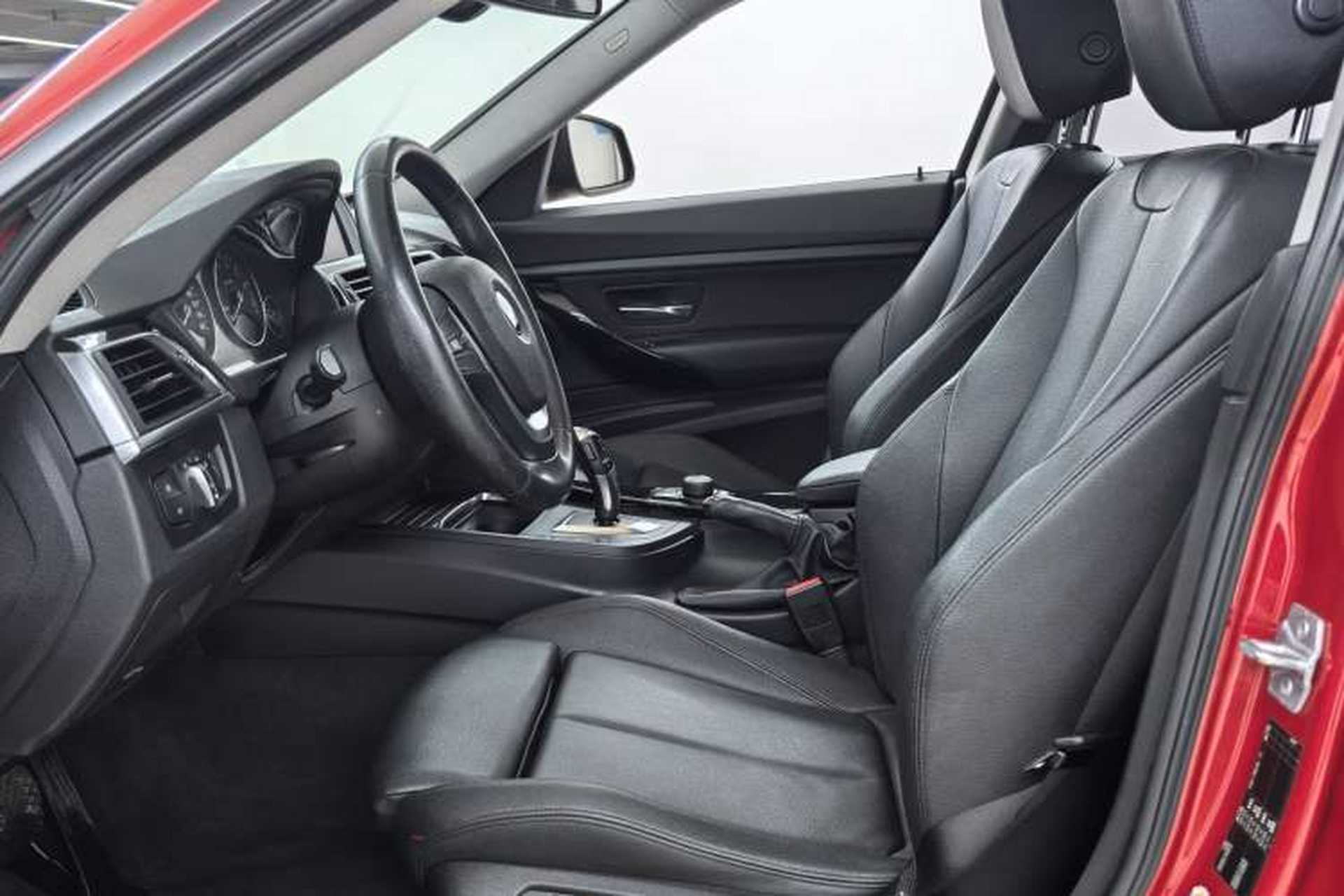 Used BMW 3 Series GT 2018 320i Sport Edition Interior 4
