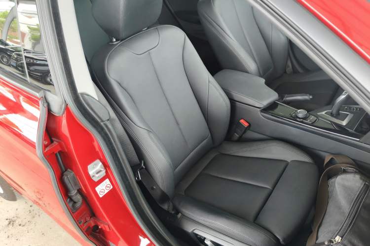 Used BMW 3 Series GT 2018 320i Sport Edition Right Front Seat