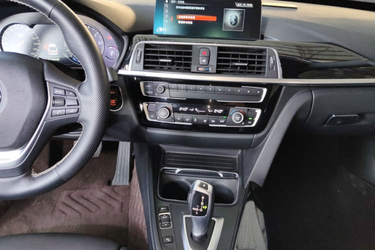 Used BMW 3 Series GT 2018 320i Sport Edition Audio And AC Panel