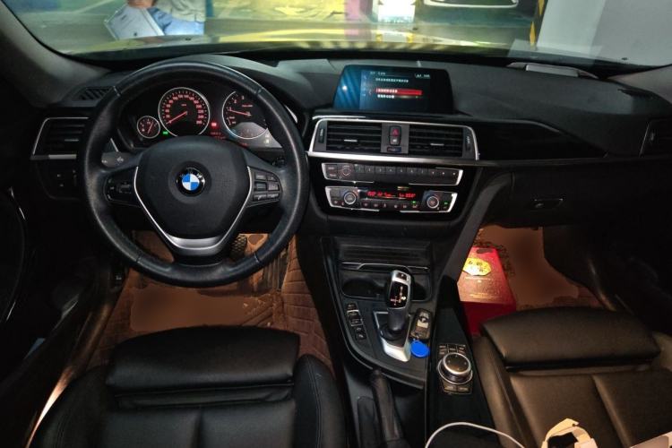 Used BMW 3 Series GT 2018 320i Sport Edition Center Console