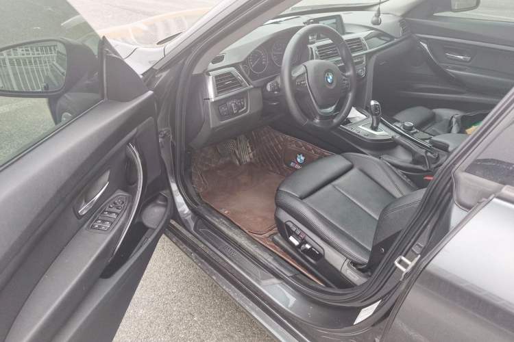 Used BMW 3 Series GT 2018 320i Sport Edition Driver Seat