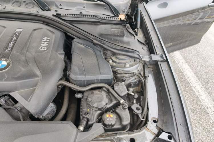 Used BMW 3 Series GT 2018 320i Sport Edition Engine Bay Left