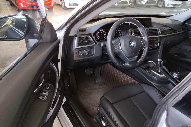 Used BMW 3 Series GT 2018 320i Sport Edition Interior 3