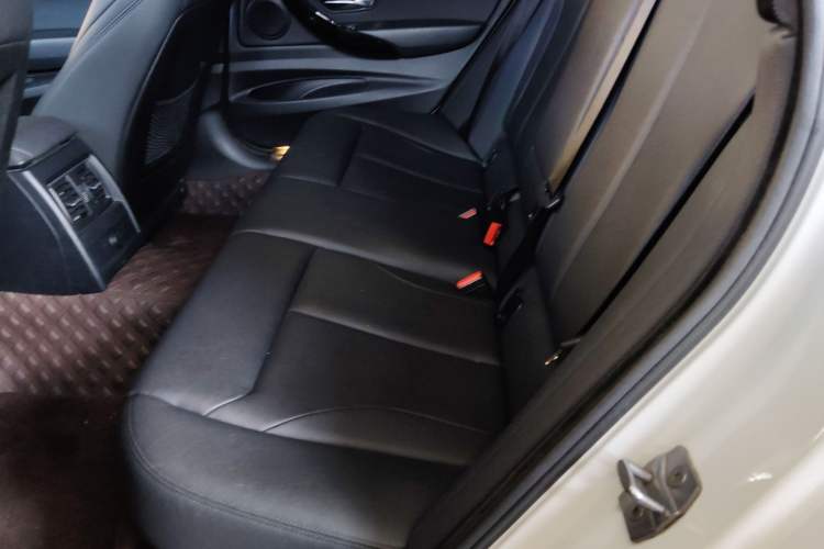 Used BMW 3 Series GT 2018 320i Sport Edition Interior 4