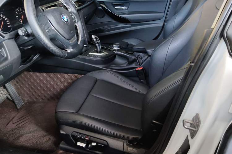 Used BMW 3 Series GT 2018 320i Sport Edition Left Front Seat
