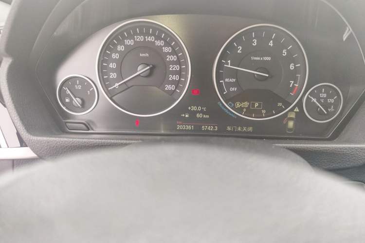 Used BMW 3 Series GT 2018 320i Sport Edition Odometer Close Up