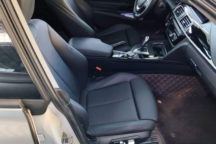 Used BMW 3 Series GT 2018 320i Sport Edition Right Front Seat