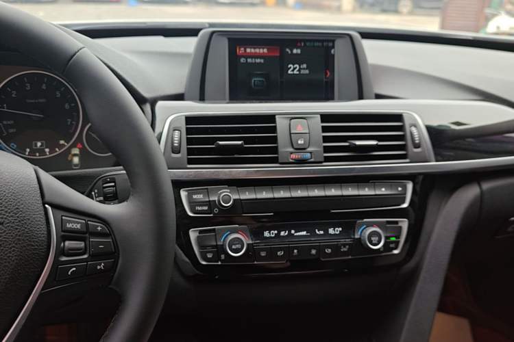 Used BMW 3 Series GT 2018 320i Sport Edition Audio And AC Panel