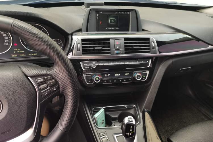 Used BMW 3 Series GT 2018 320i Sport Edition Audio And AC Panel