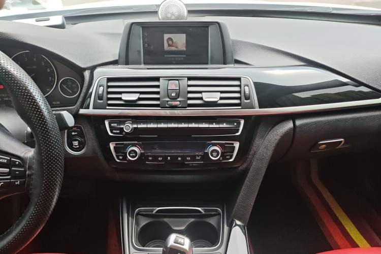 Used BMW 3 Series GT 2018 320i Sport Edition Audio And AC Panel