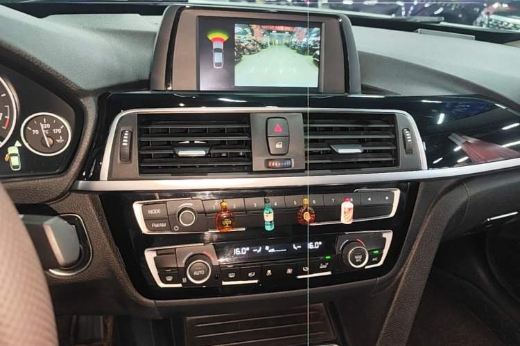 Used BMW 3 Series GT 2018 320i Sport Edition Audio And AC Panel