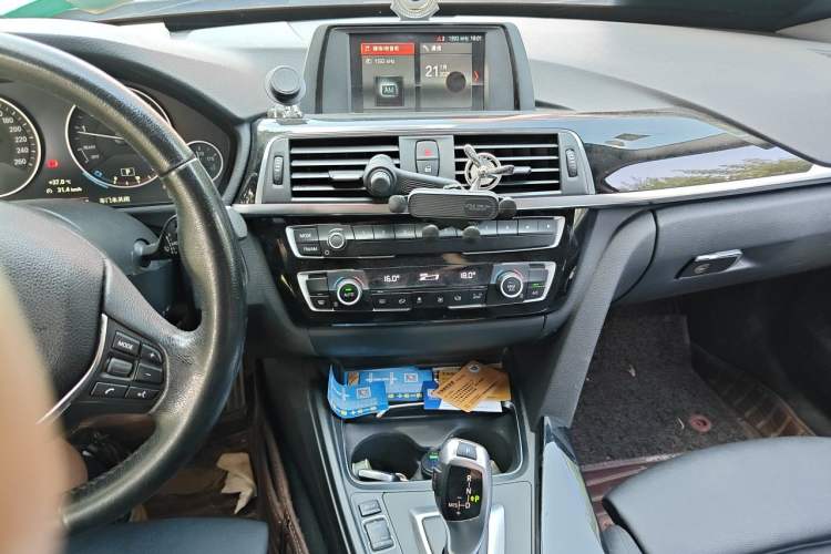 Used BMW 3 Series GT 2018 320i Sport Edition Audio And AC Panel