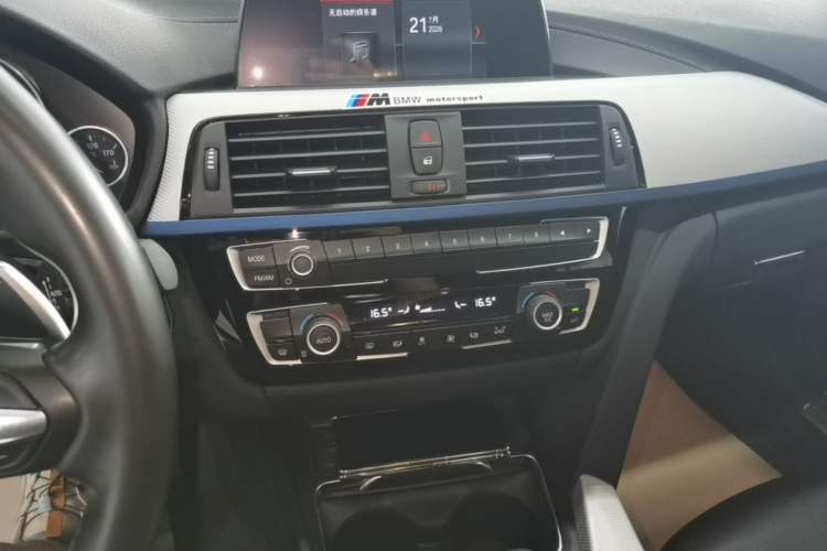 Used BMW 3 Series GT 2018 320i Sport Edition Audio And AC Panel