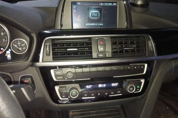 Used BMW 3 Series GT 2018 320i Sport Edition Audio And AC Panel