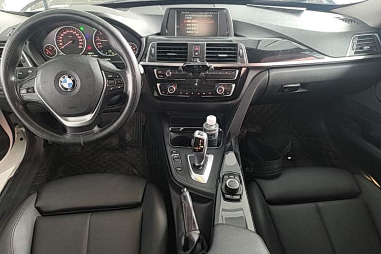 Used BMW 3 Series GT 2018 320i Sport Edition Audio And AC Panel