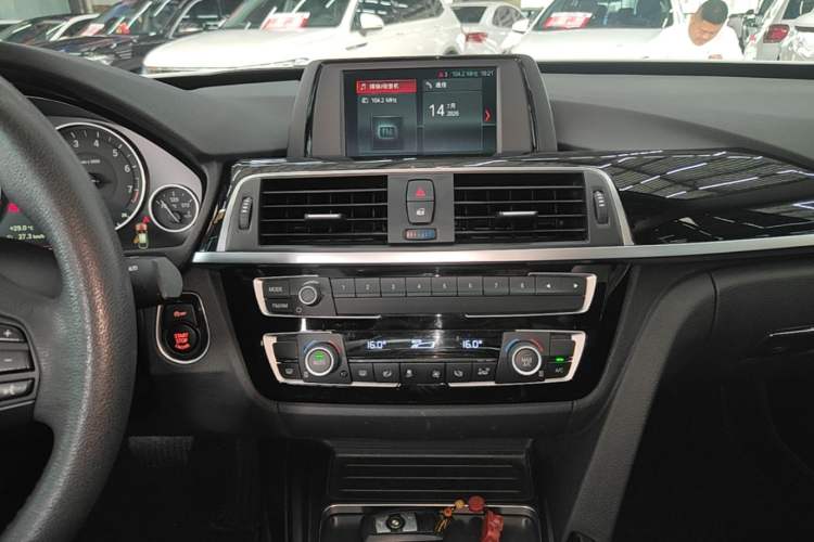 Used BMW 3 Series GT 2018 320i Sport Edition Audio And AC Panel