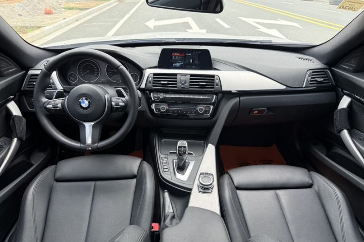 Used BMW 3 Series GT 2018 320i M Sport Edition Audio And AC Panel