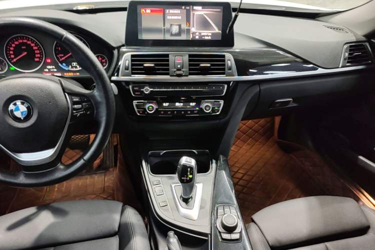 Used BMW 3 Series GT 2018 320i Sport Edition Audio And AC Panel