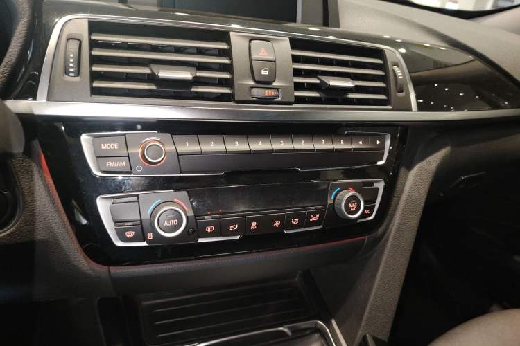 Used BMW 3 Series GT 2018 320i Sport Edition Audio And AC Panel