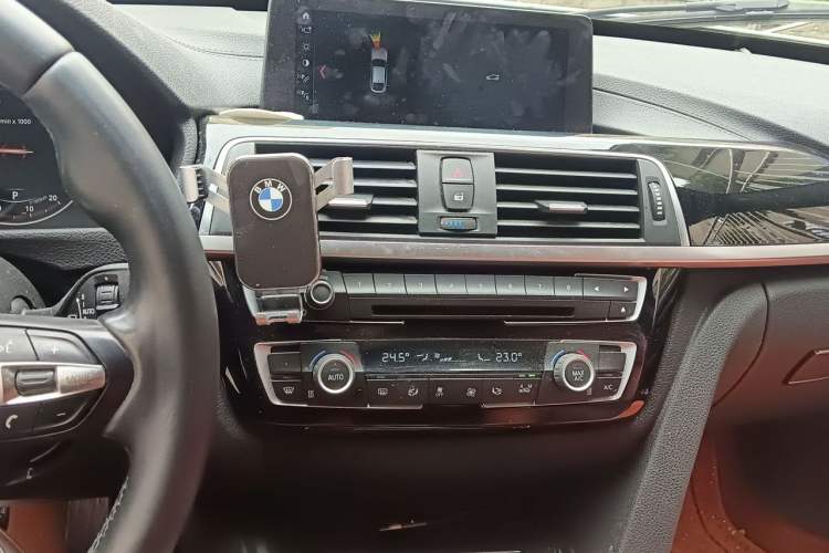 Used BMW 3 Series GT 2018 320i Sport Edition Audio And AC Panel