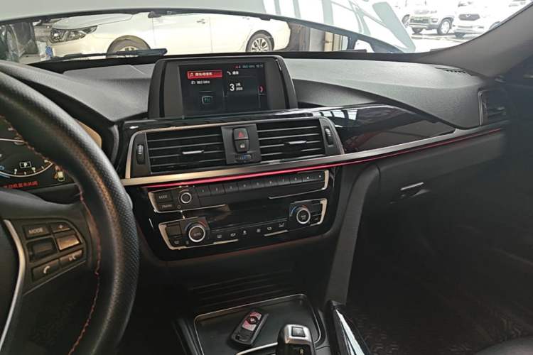Used BMW 3 Series GT 2018 320i Sport Edition Audio And AC Panel