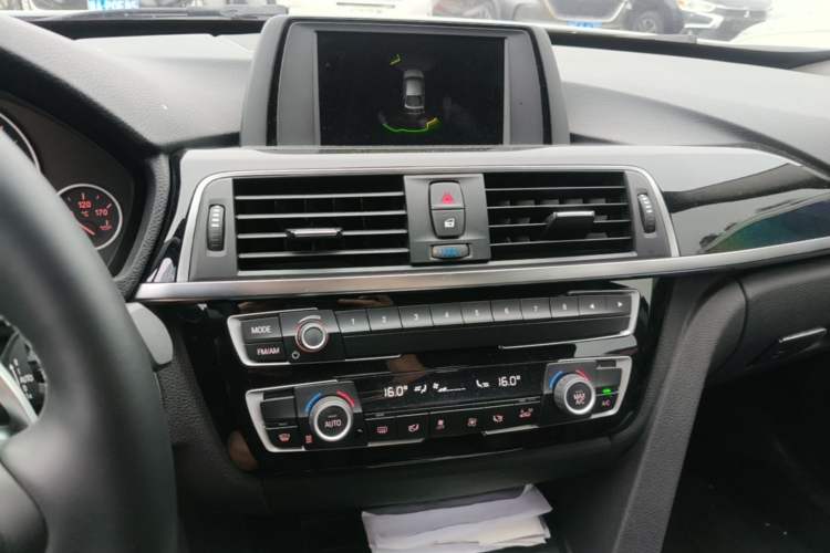 Used BMW 3 Series GT 2018 320i Sport Edition Audio And AC Panel