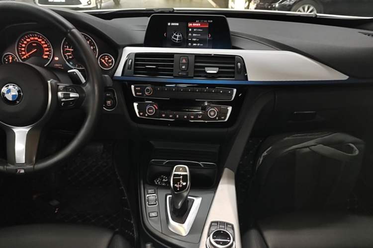 Used BMW 3 Series GT 2018 320i M Sport Edition Audio And AC Panel