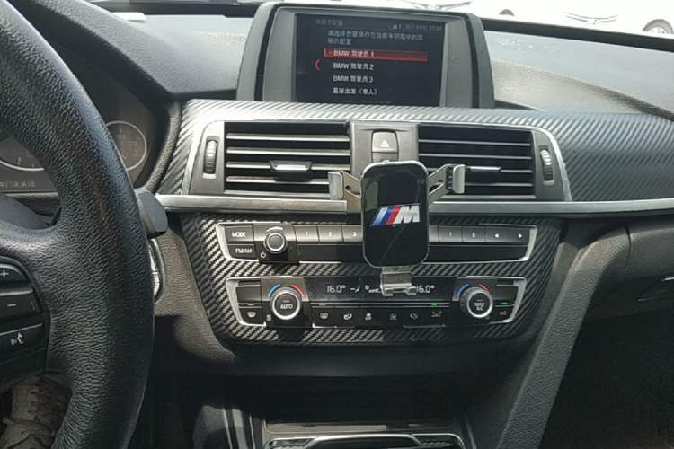 Used BMW 3 Series GT 2018 320i Sport Edition Audio And AC Panel