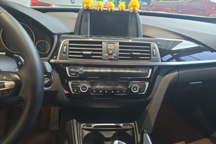 Used BMW 3 Series GT 2018 320i Sport Edition Audio And AC Panel