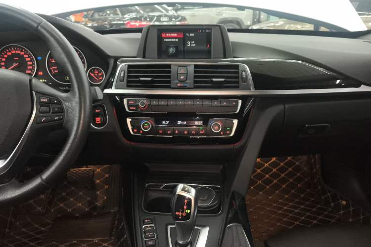Used BMW 3 Series GT 2018 320i Sport Edition Audio And AC Panel