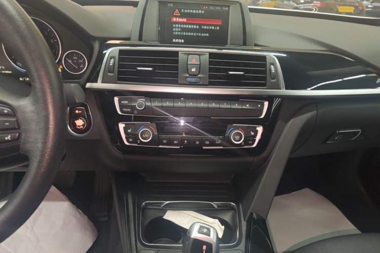 Used BMW 3 Series GT 2018 320i Sport Edition Audio And AC Panel