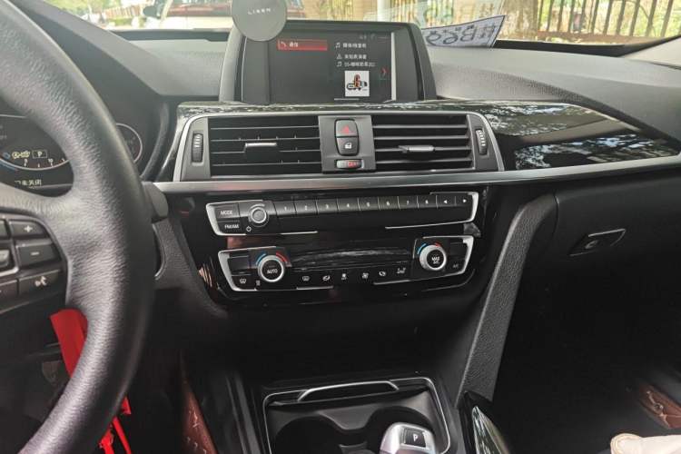 Used BMW 3 Series GT 2018 320i Sport Edition Audio And AC Panel