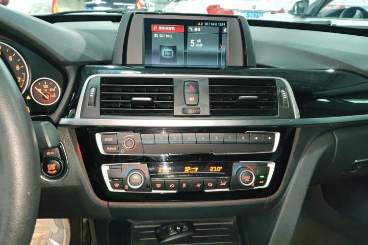 Used BMW 3 Series GT 2018 320i Sport Edition Audio And AC Panel