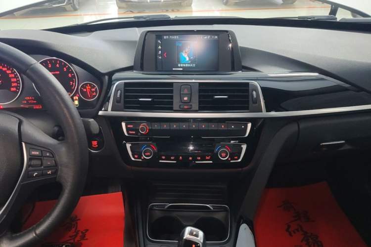 Used BMW 3 Series GT 2018 320i Sport Edition Audio And AC Panel