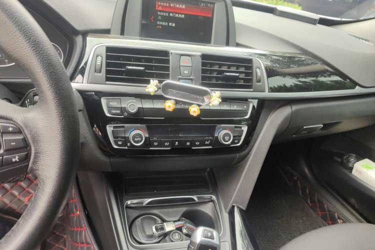 Used BMW 3 Series GT 2018 320i Sport Edition Audio And AC Panel