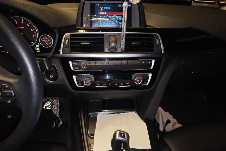 Used BMW 3 Series GT 2018 320i Sport Edition Audio And AC Panel