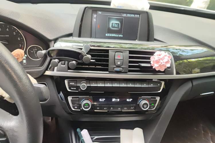 Used BMW 3 Series GT 2018 320i Sport Edition Audio And AC Panel