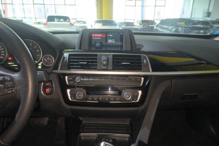 Used BMW 3 Series GT 2018 320i Sport Edition Audio And AC Panel
