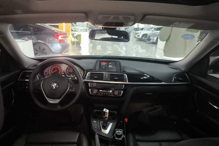 Used BMW 3 Series GT 2018 320i Sport Edition Center Console