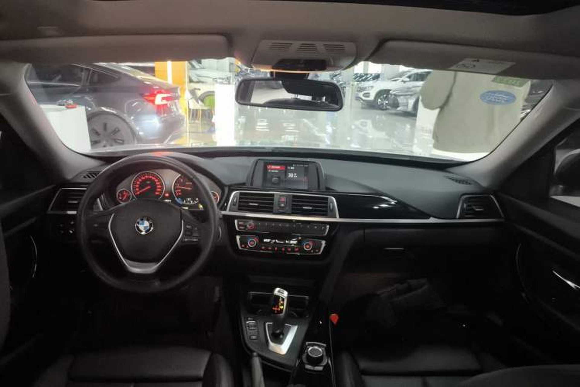 Used BMW 3 Series GT 2018 320i Sport Edition Center Console