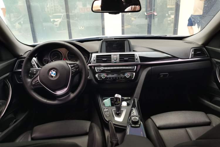 Used BMW 3 Series GT 2018 320i Sport Edition Center Console