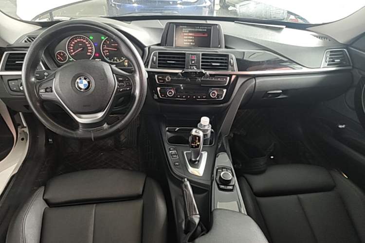 Used BMW 3 Series GT 2018 320i Sport Edition Center Console