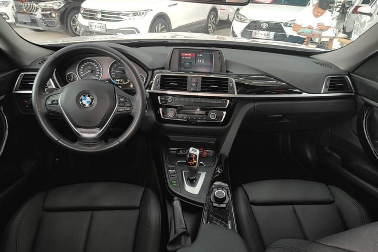 Used BMW 3 Series GT 2018 320i Sport Edition Center Console