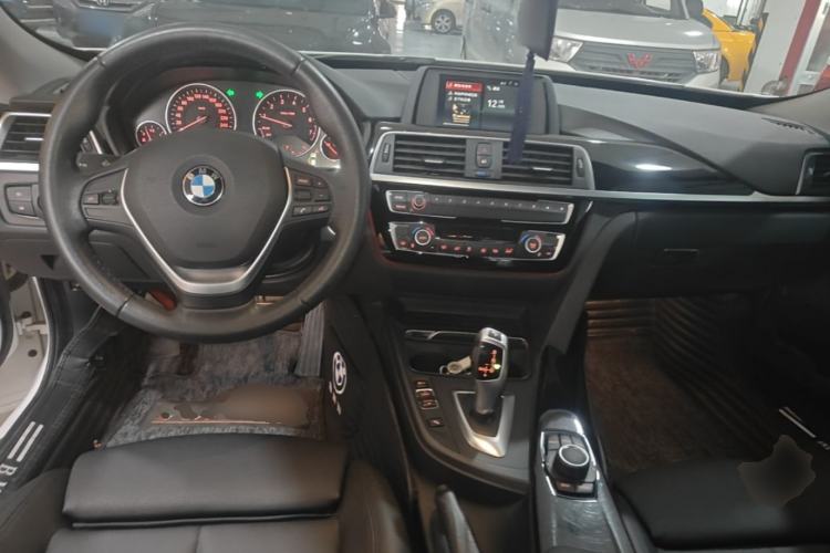 Used BMW 3 Series GT 2018 320i Sport Edition Center Console