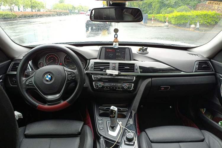 Used BMW 3 Series GT 2018 320i Sport Edition Center Console